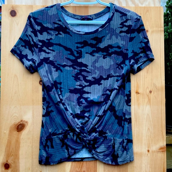 Ladies Camo Short Top, Size Small - Picture 1 of 4